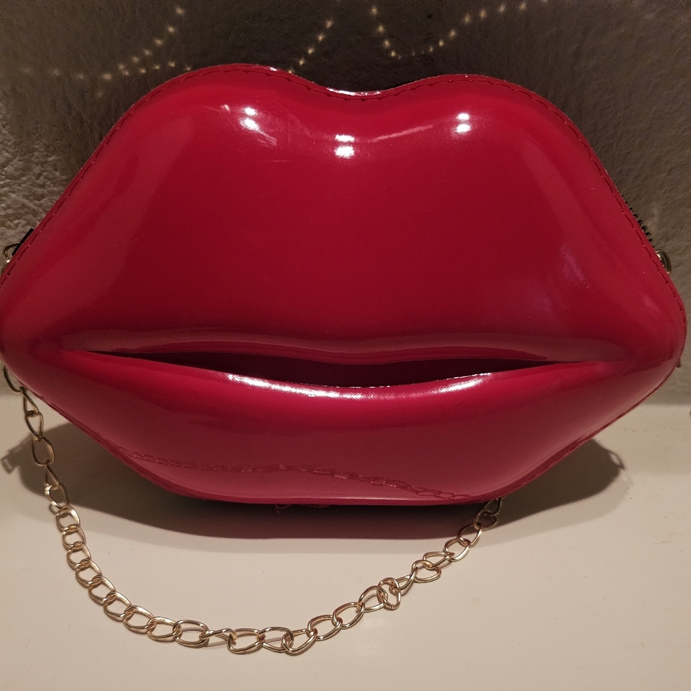 Red Lip-Shaped Clutch with Gold Chain
